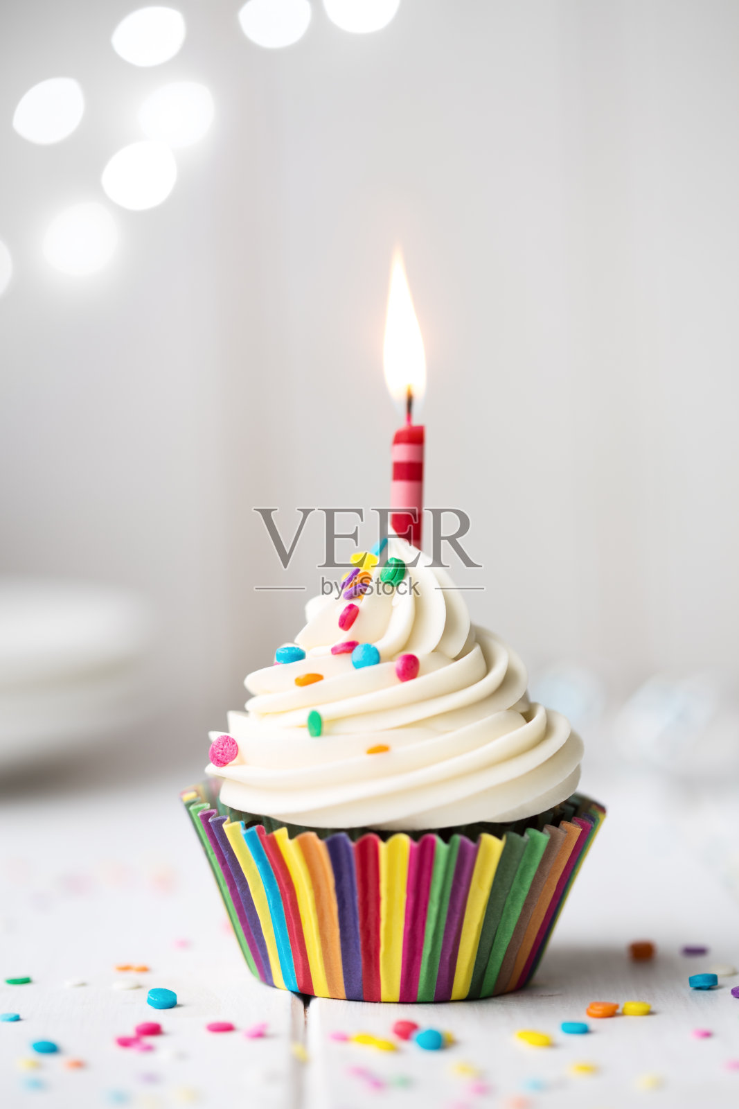 带蜡烛的生日蛋糕照片摄影图片