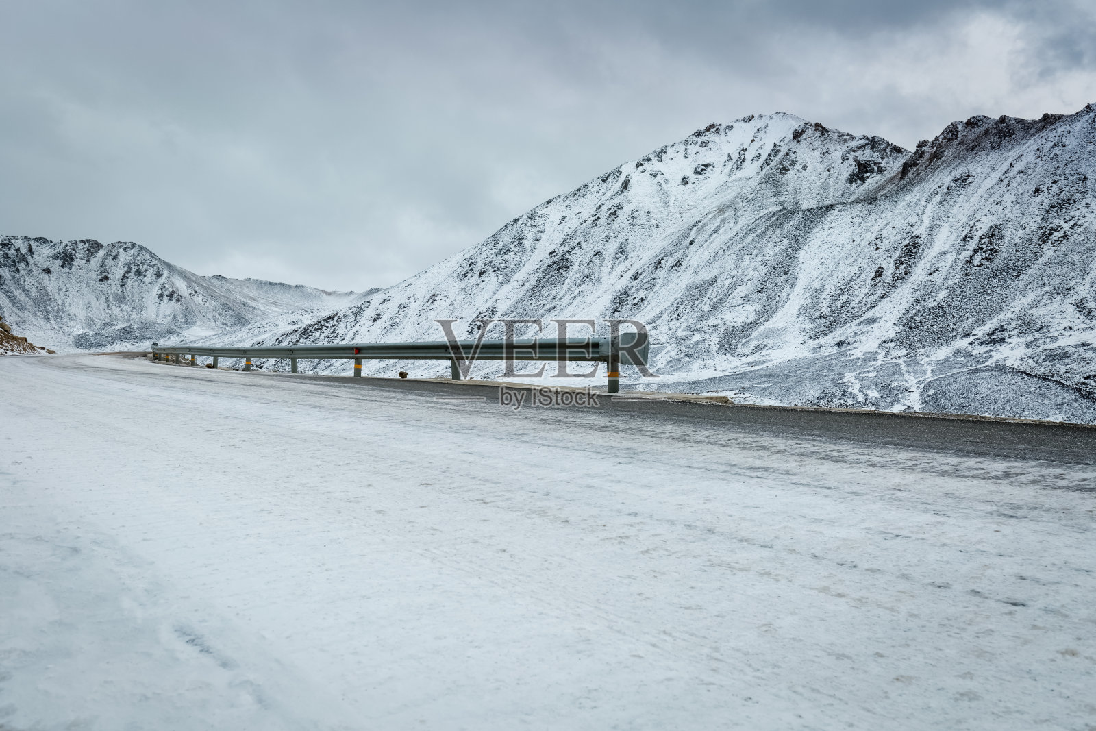 被雪覆盖的道路照片摄影图片