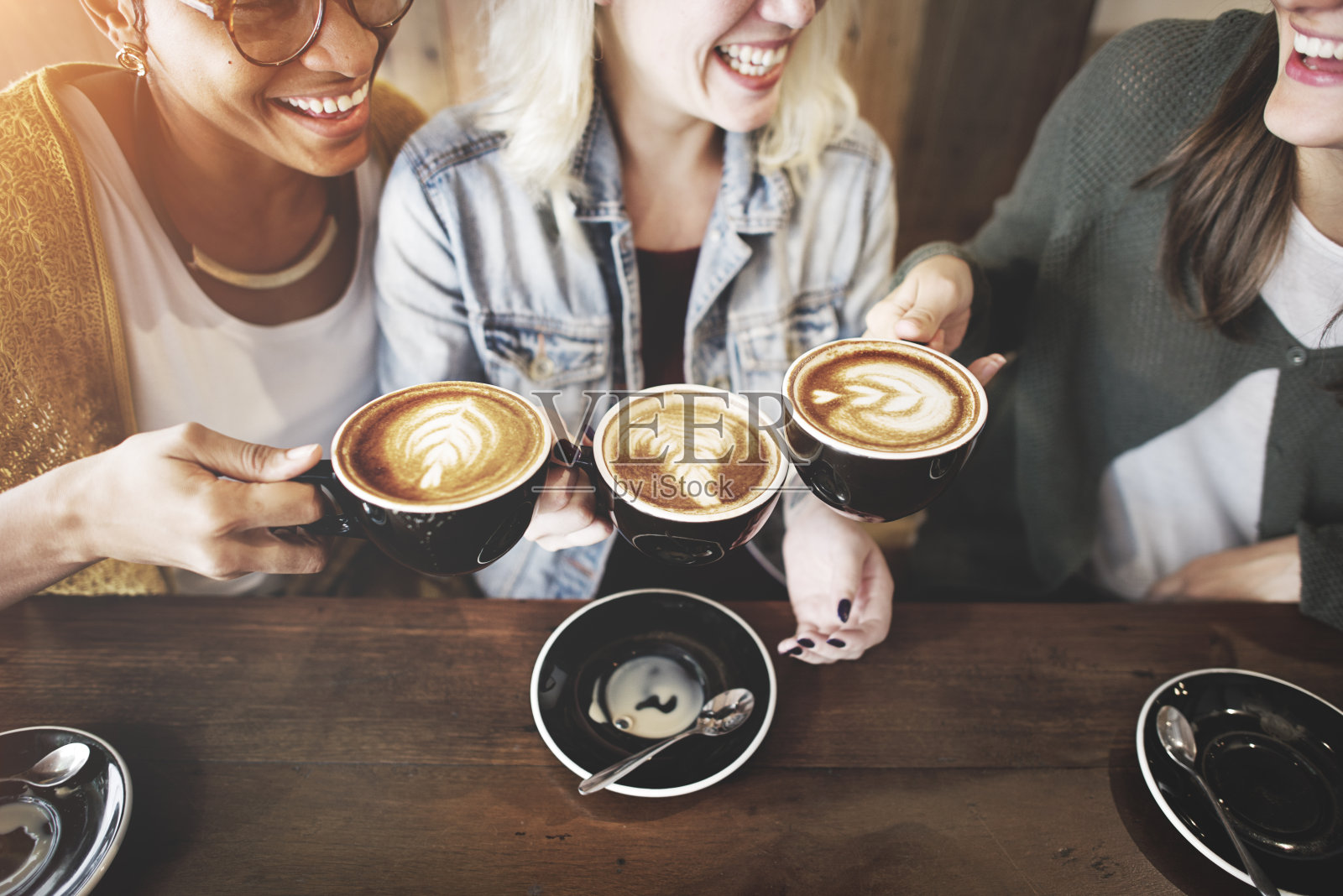 女性朋友享受咖啡时光的概念照片摄影图片