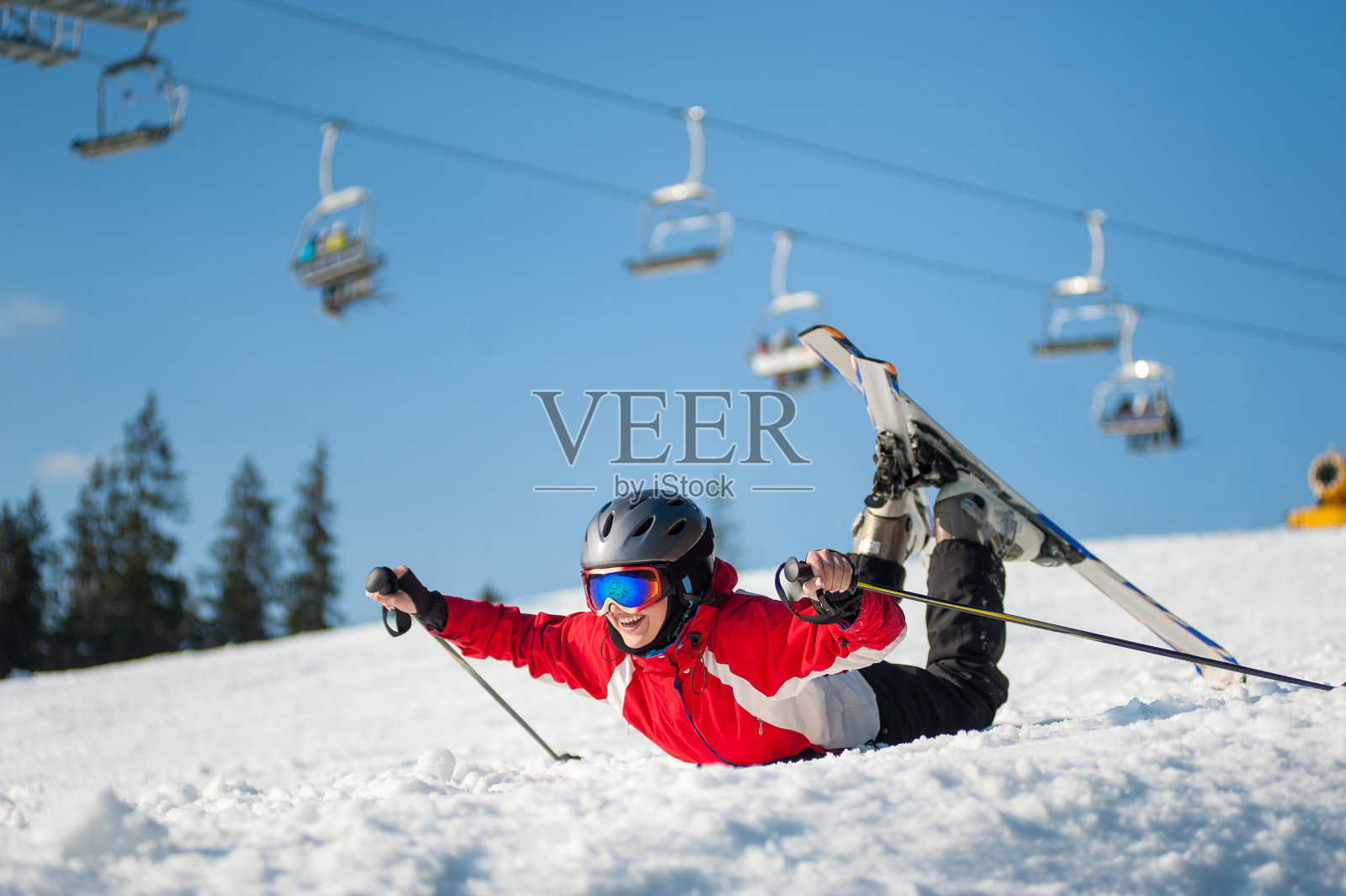 在阳光明媚的日子里，在winer度假村滑雪的女子滑雪者照片摄影图片