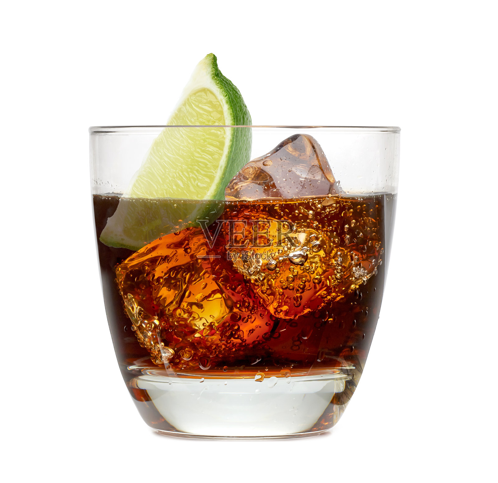古巴利布莱朗姆酒鸡尾酒与冰块孤立在白色背景照片摄影图片