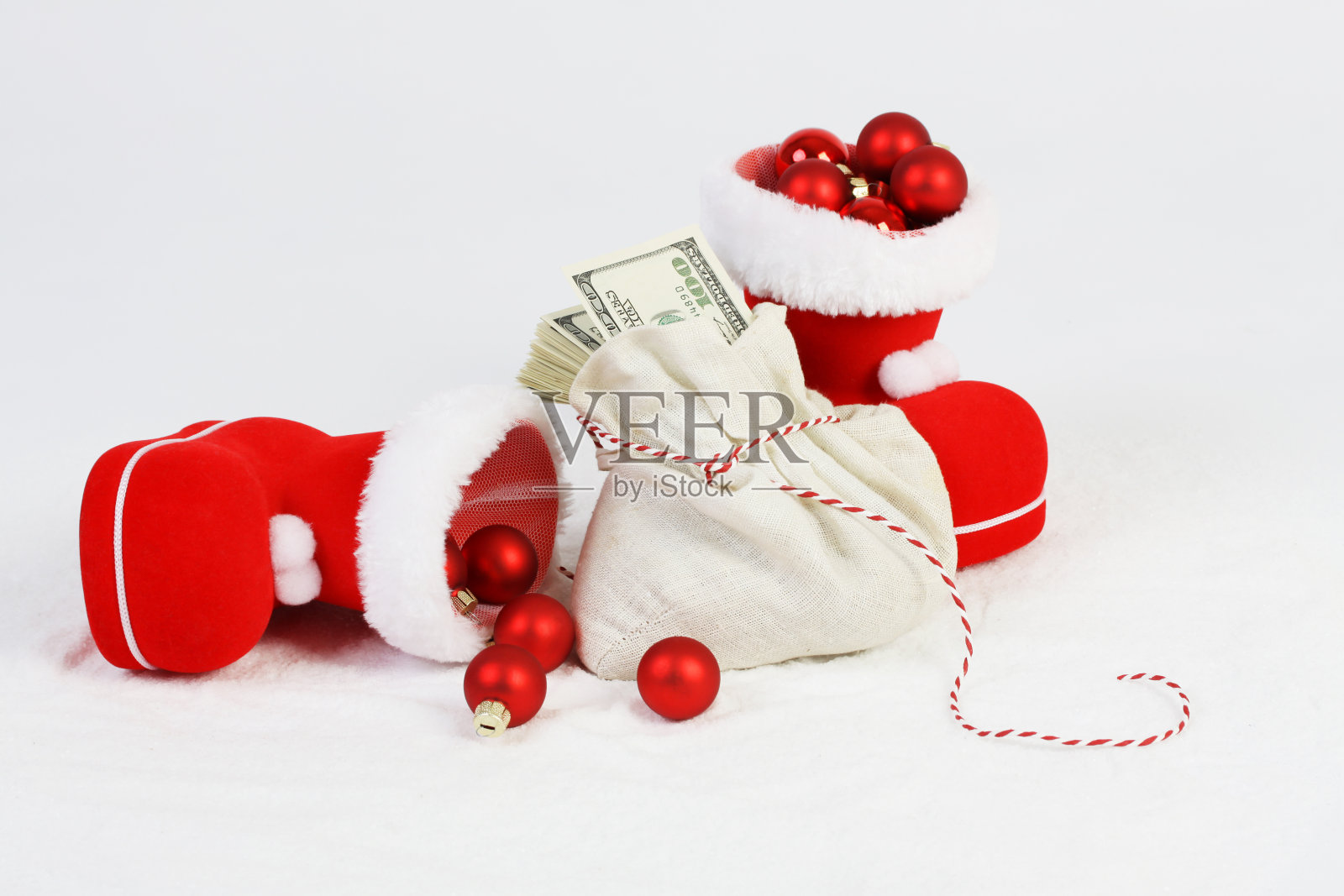 两双圣诞鞋，红垫圣诞球，圣诞包照片摄影图片
