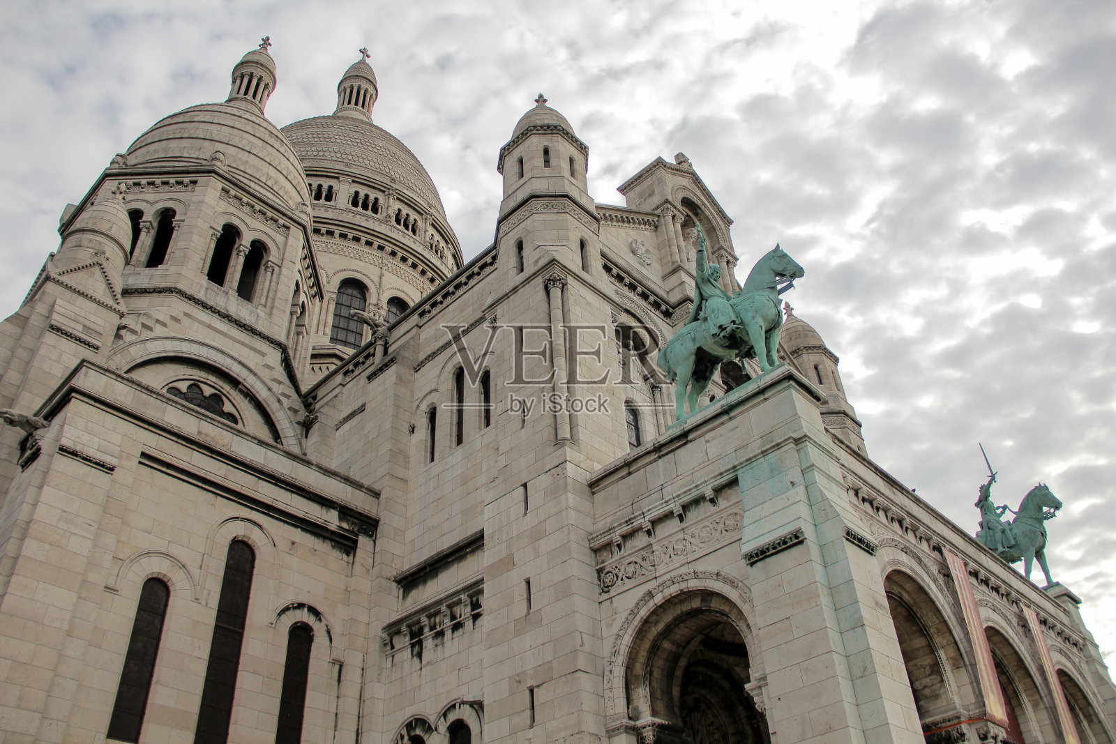 蓝天下的圣心大教堂，法国巴黎。照片摄影图片