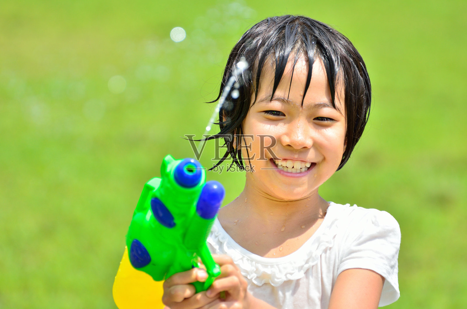 水鉄砲で遊ぶ女の子(芝生広場)照片摄影图片