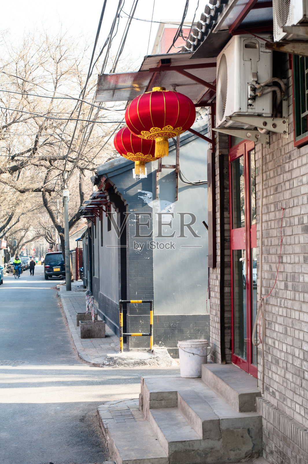 北京胡同的房子外面挂着两盏灯笼照片摄影图片