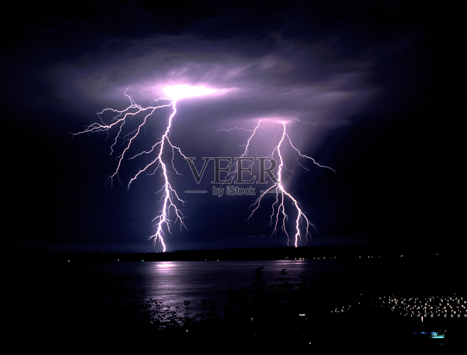 秋天雷雨深夜闪电袭击普吉特湾埃利奥特湾照片摄影图片