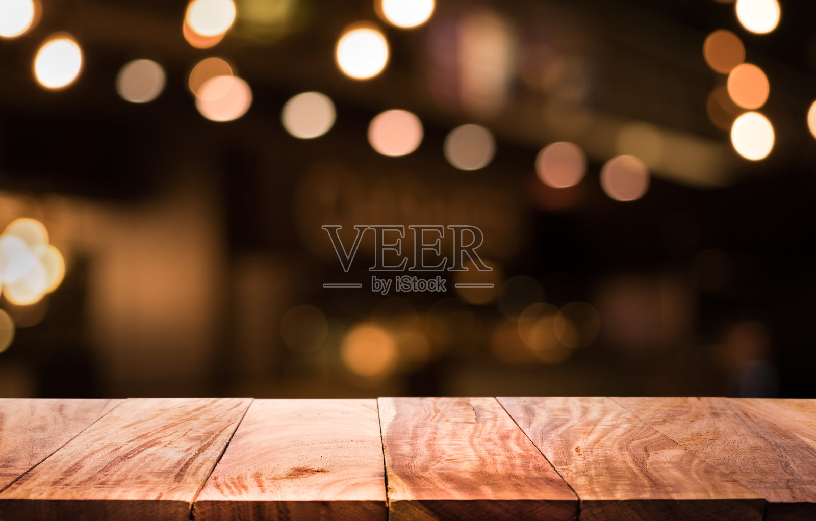 木质桌子与模糊的灯光在晚上的咖啡馆，餐厅背景照片摄影图片