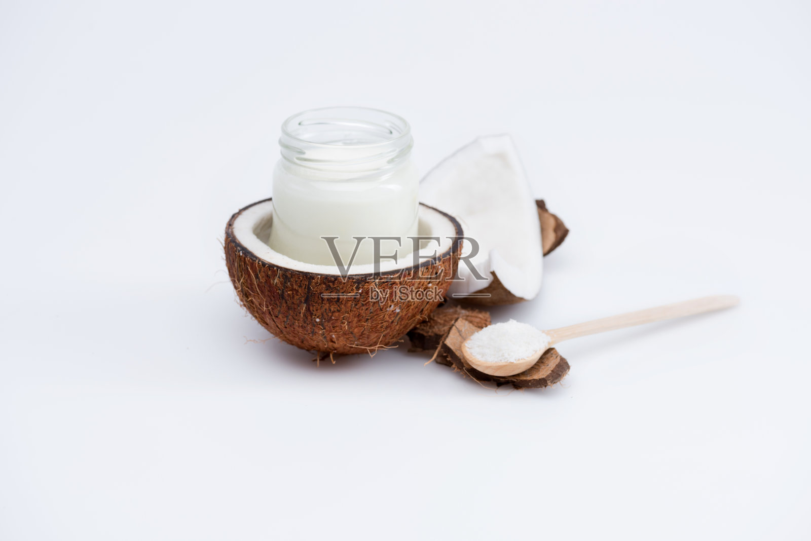 成熟的椰子和有机椰子油在玻璃瓶隔离白色照片摄影图片