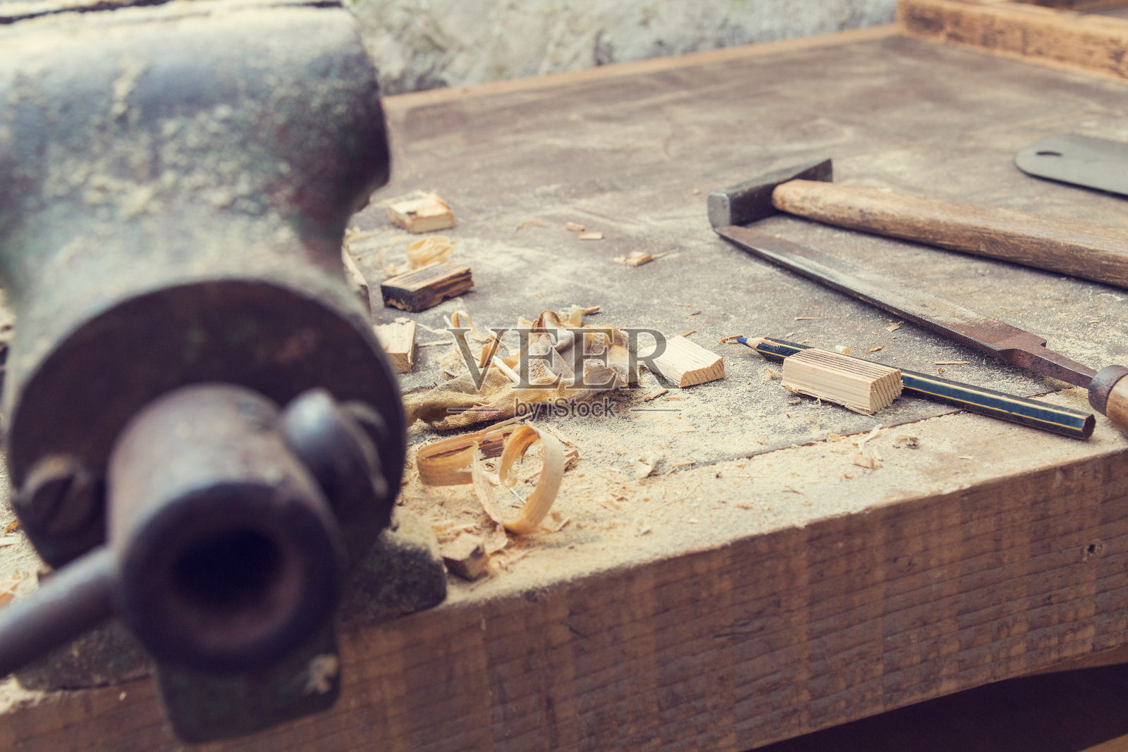 木匠的小工具放在积满灰尘的桌子上。照片摄影图片