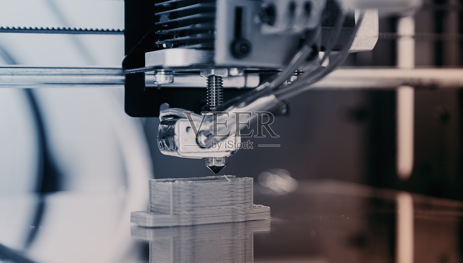 电子三维塑料打印机工作期间，进行3D、打印。照片摄影图片