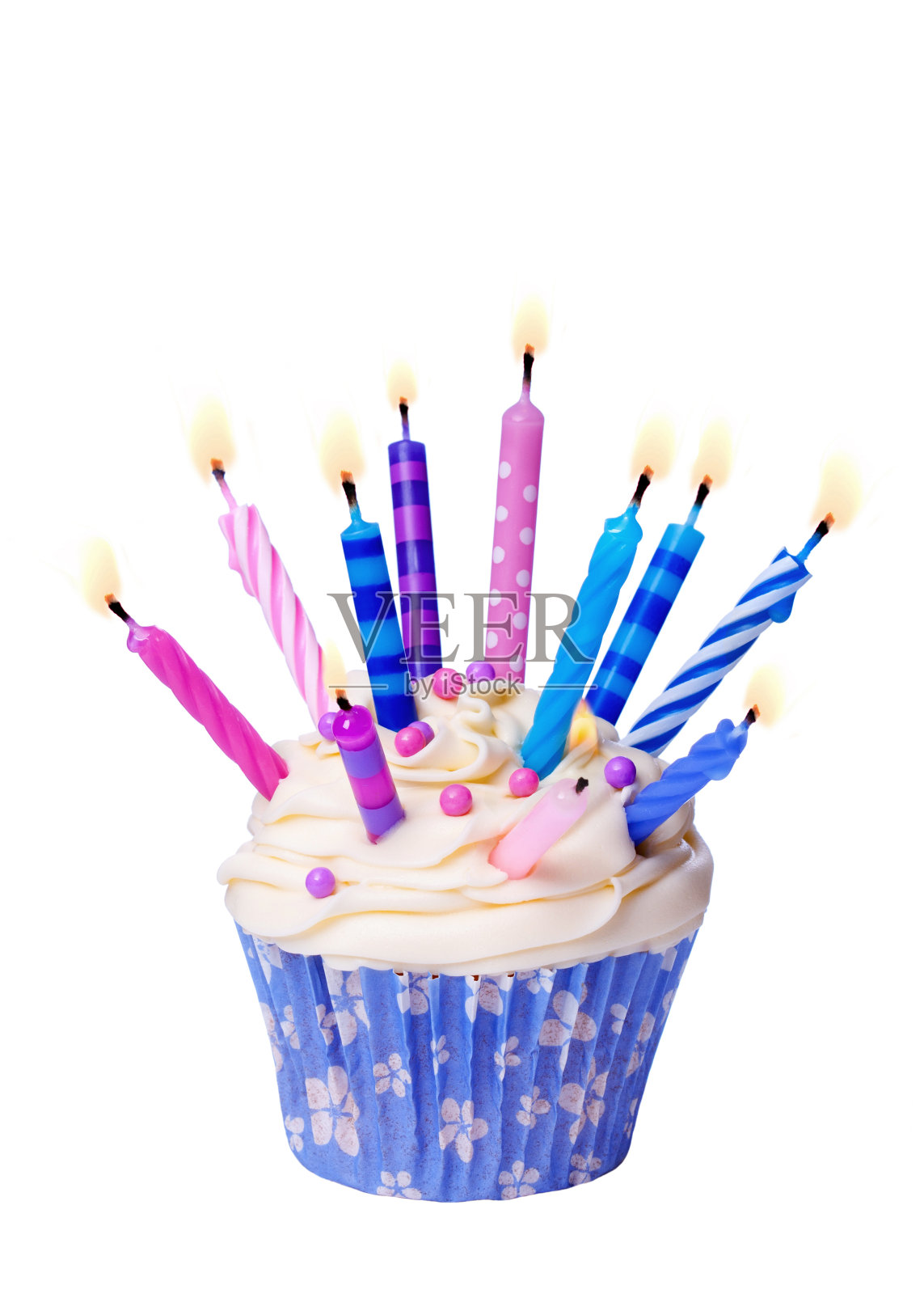 生日纸杯蛋糕与许多点燃的蜡烛孤立在白色照片摄影图片
