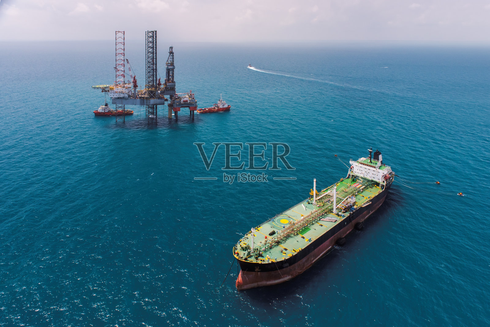 泰国湾的海上石油钻井平台照片摄影图片