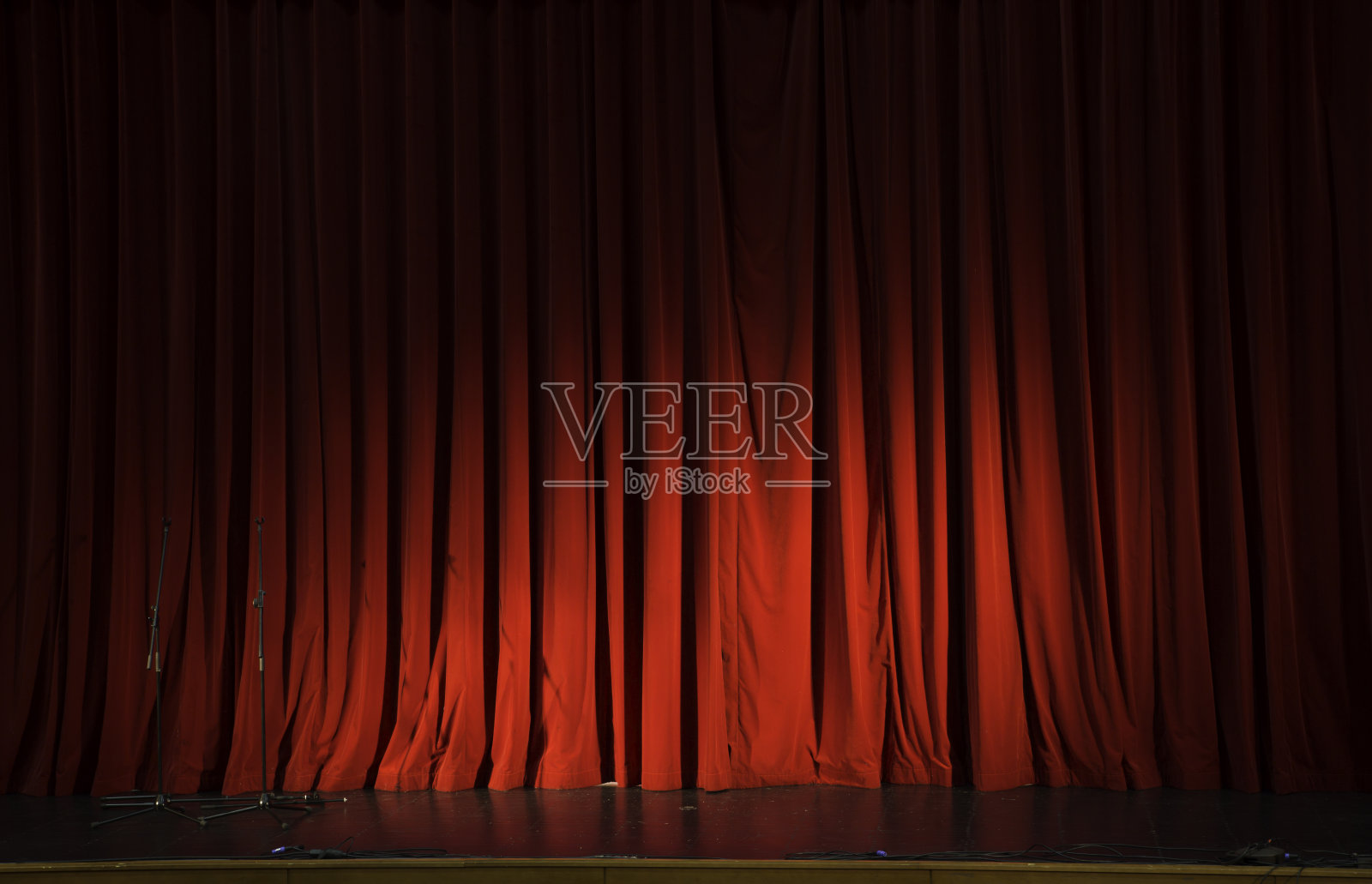 红色的舞台幕布藏来表演动作照片摄影图片