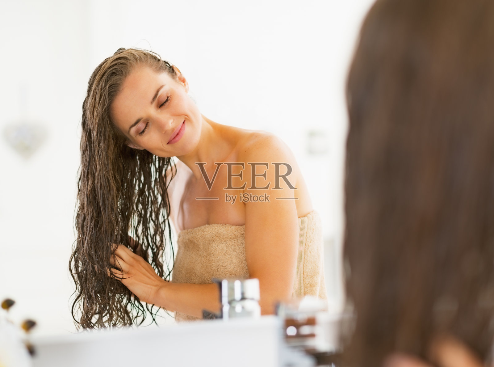 浴室里那个头发湿漉漉的快乐年轻女人照片摄影图片