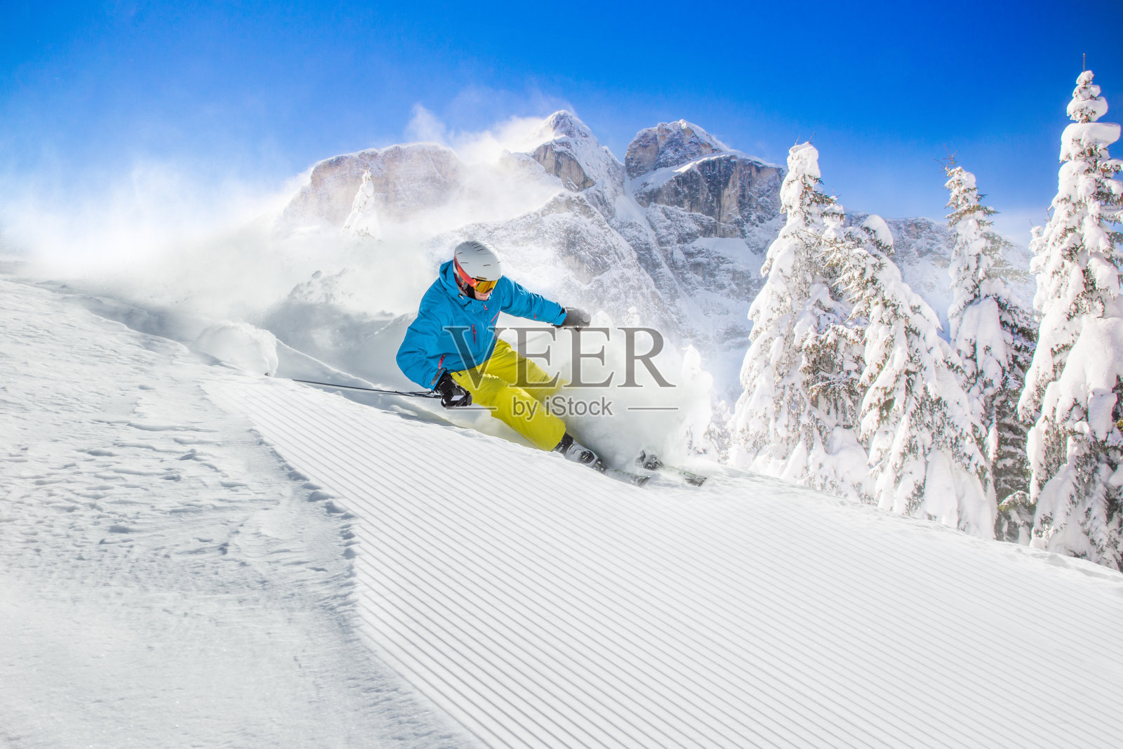 滑雪者在高山上滑雪照片摄影图片
