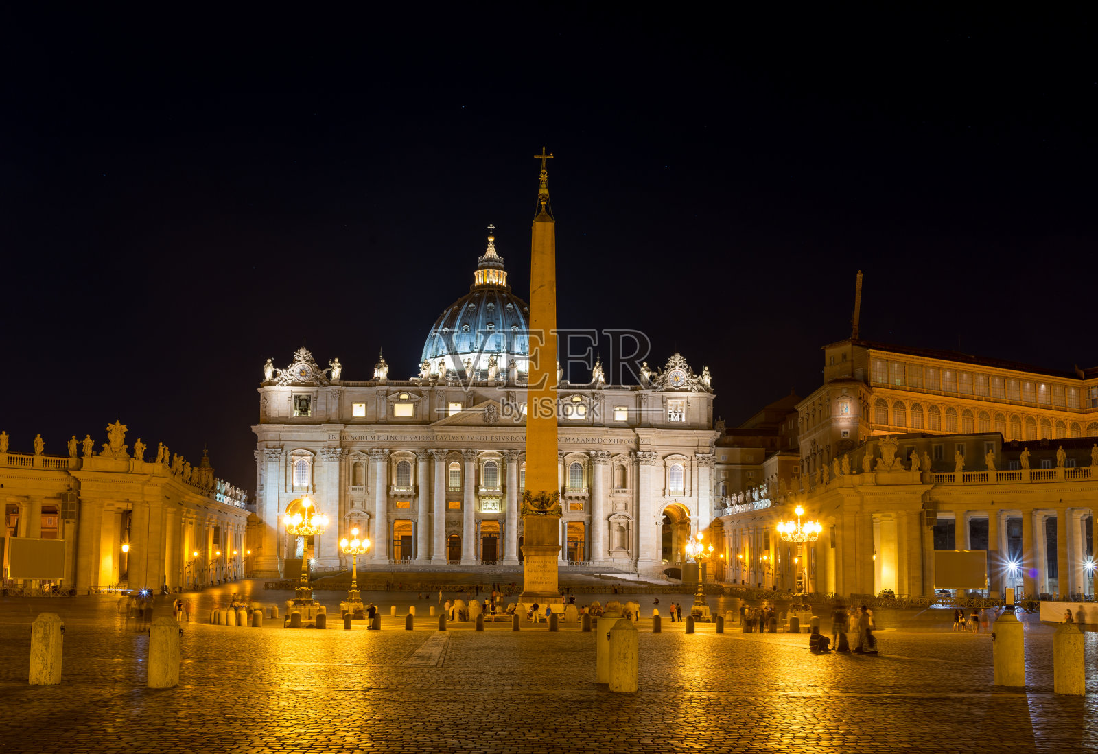 梵蒂冈圣彼得广场的夜景照片摄影图片