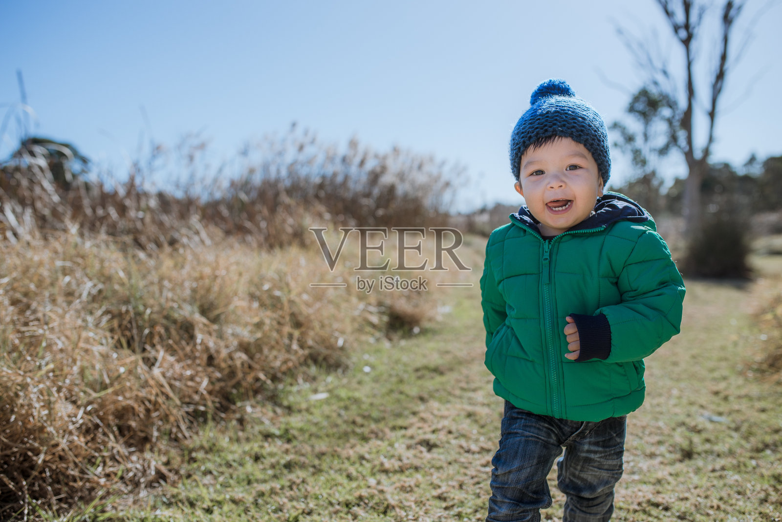 冬天宝宝跑步照片摄影图片