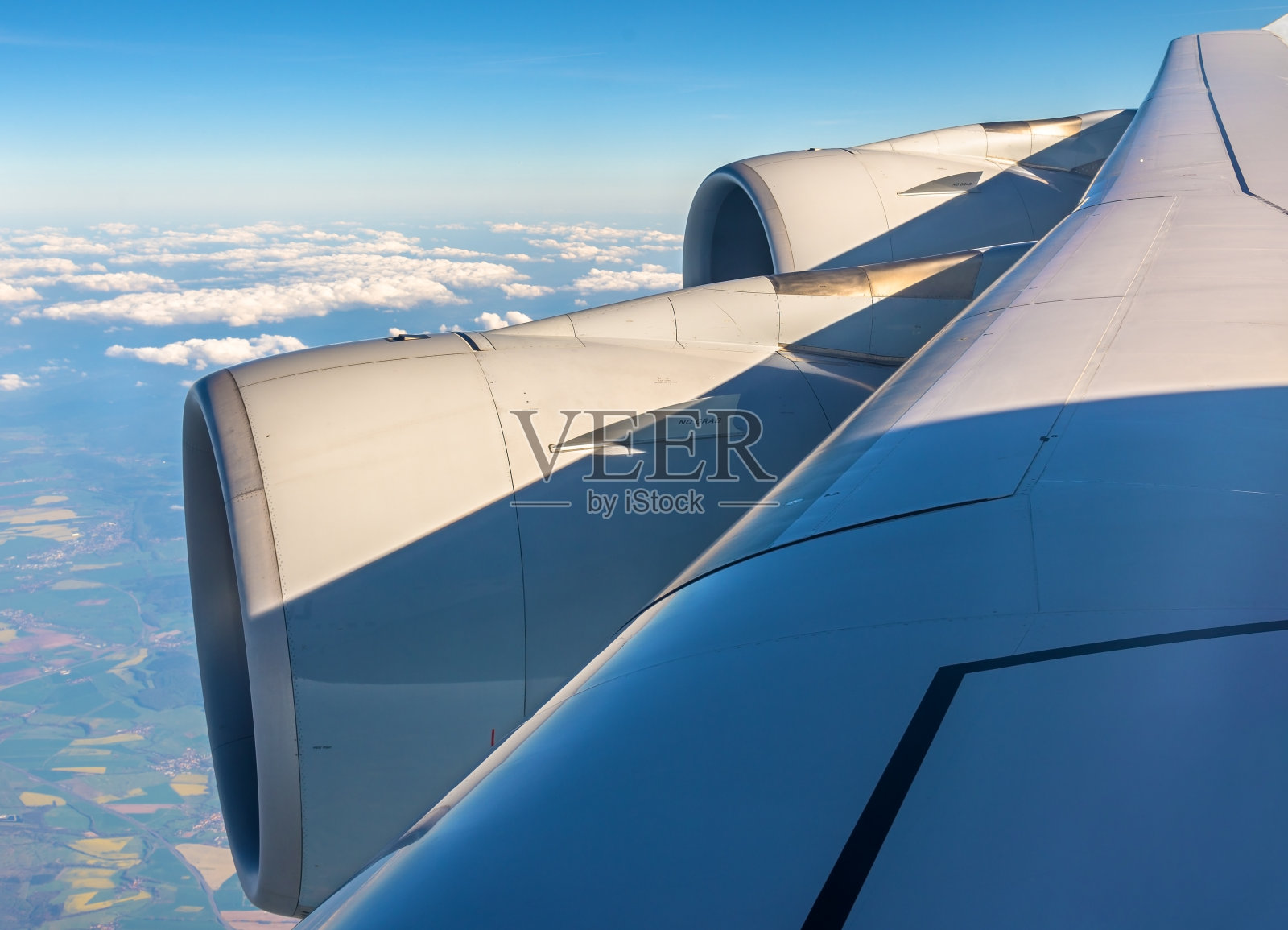 空中客车A380引擎的机翼飞越云层照片摄影图片