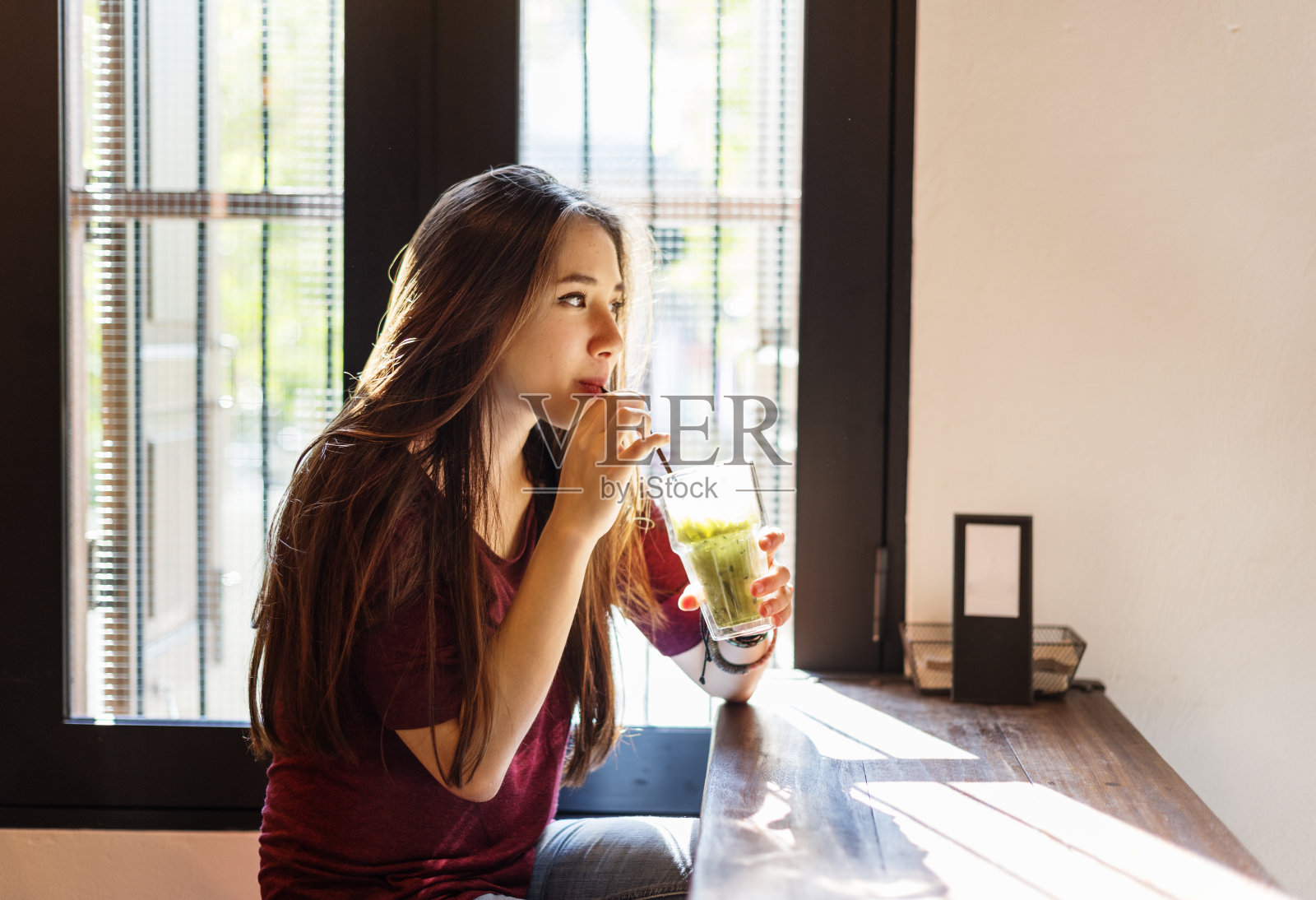 年轻女人喝茶的概念照片摄影图片