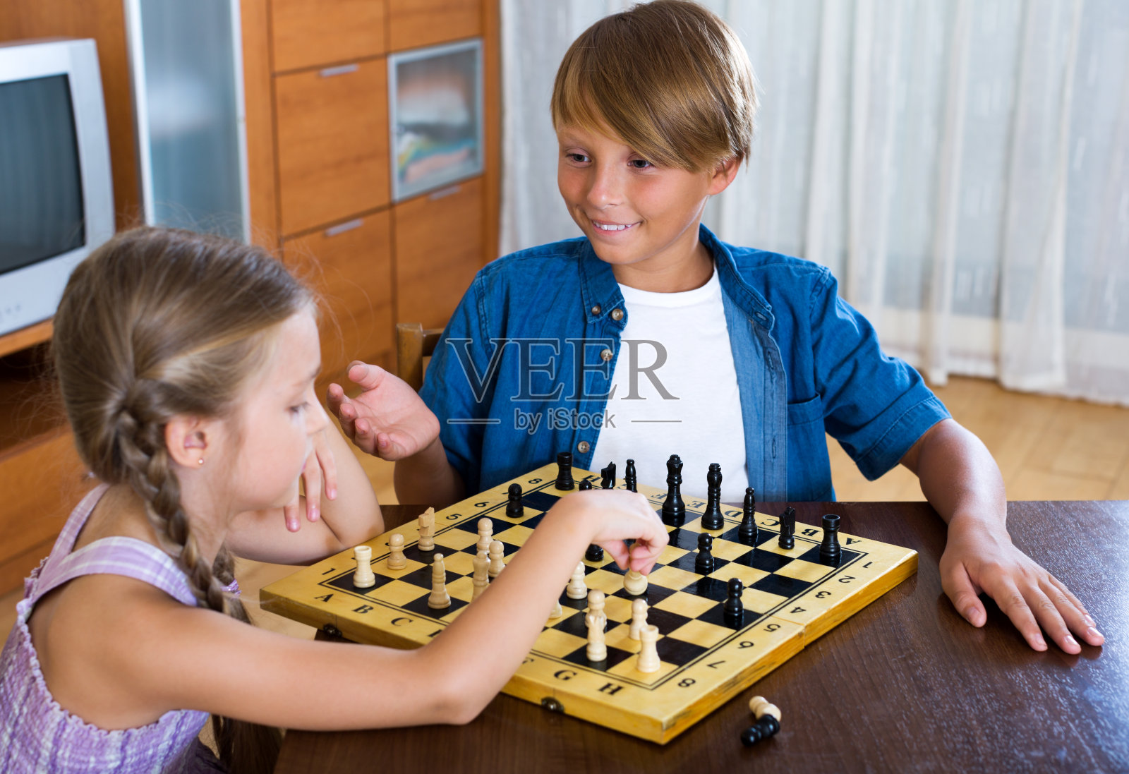 弟弟和妹妹在下棋照片摄影图片