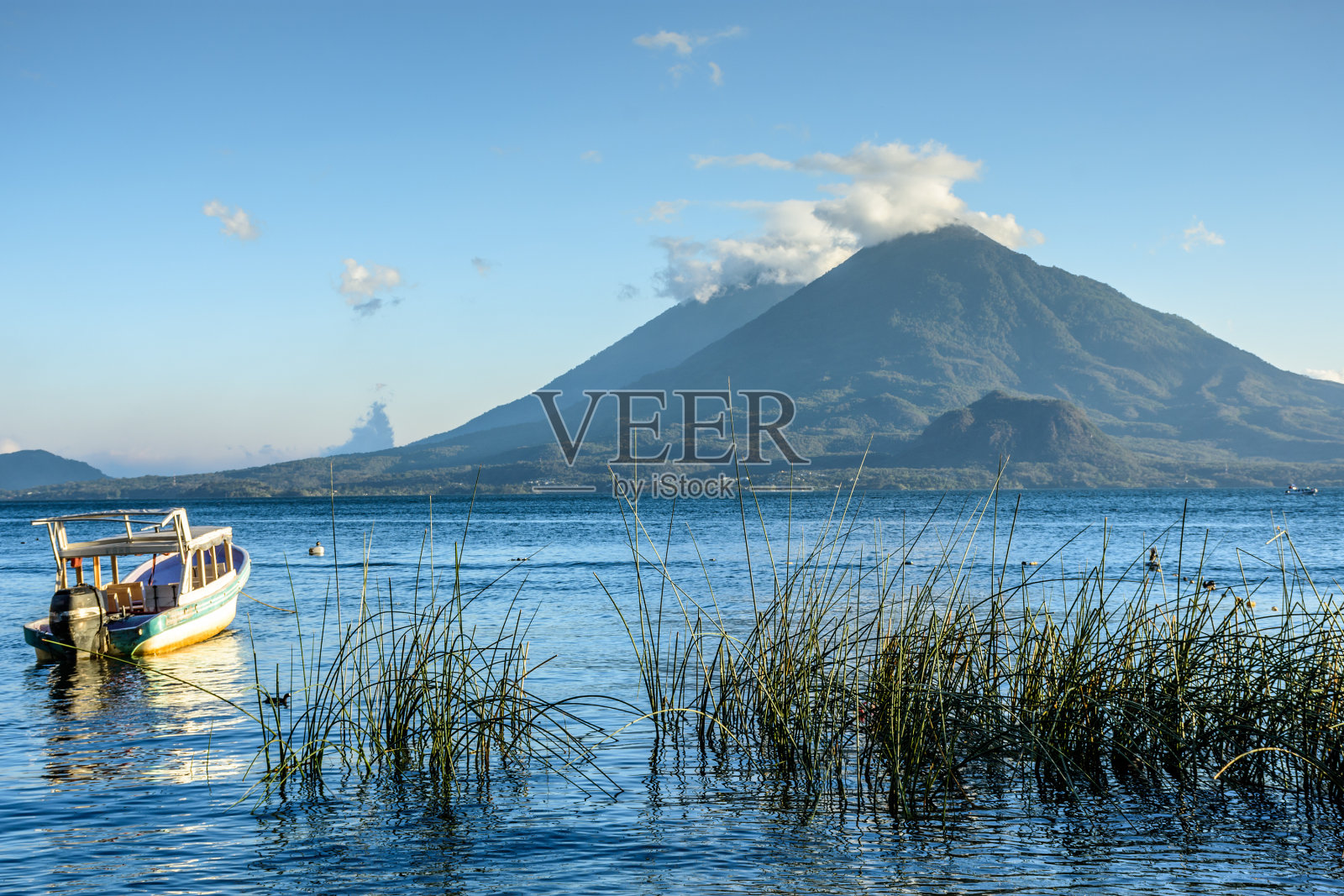 危地马拉阿特兰湖沃卡纳斯·阿特兰和托利曼照片摄影图片