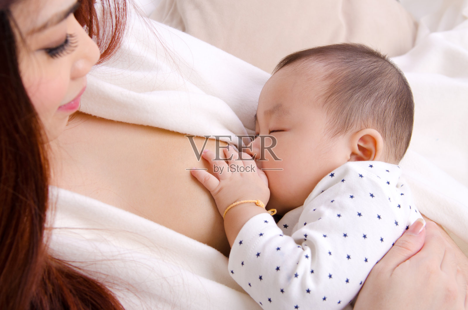 母乳喂养照片摄影图片