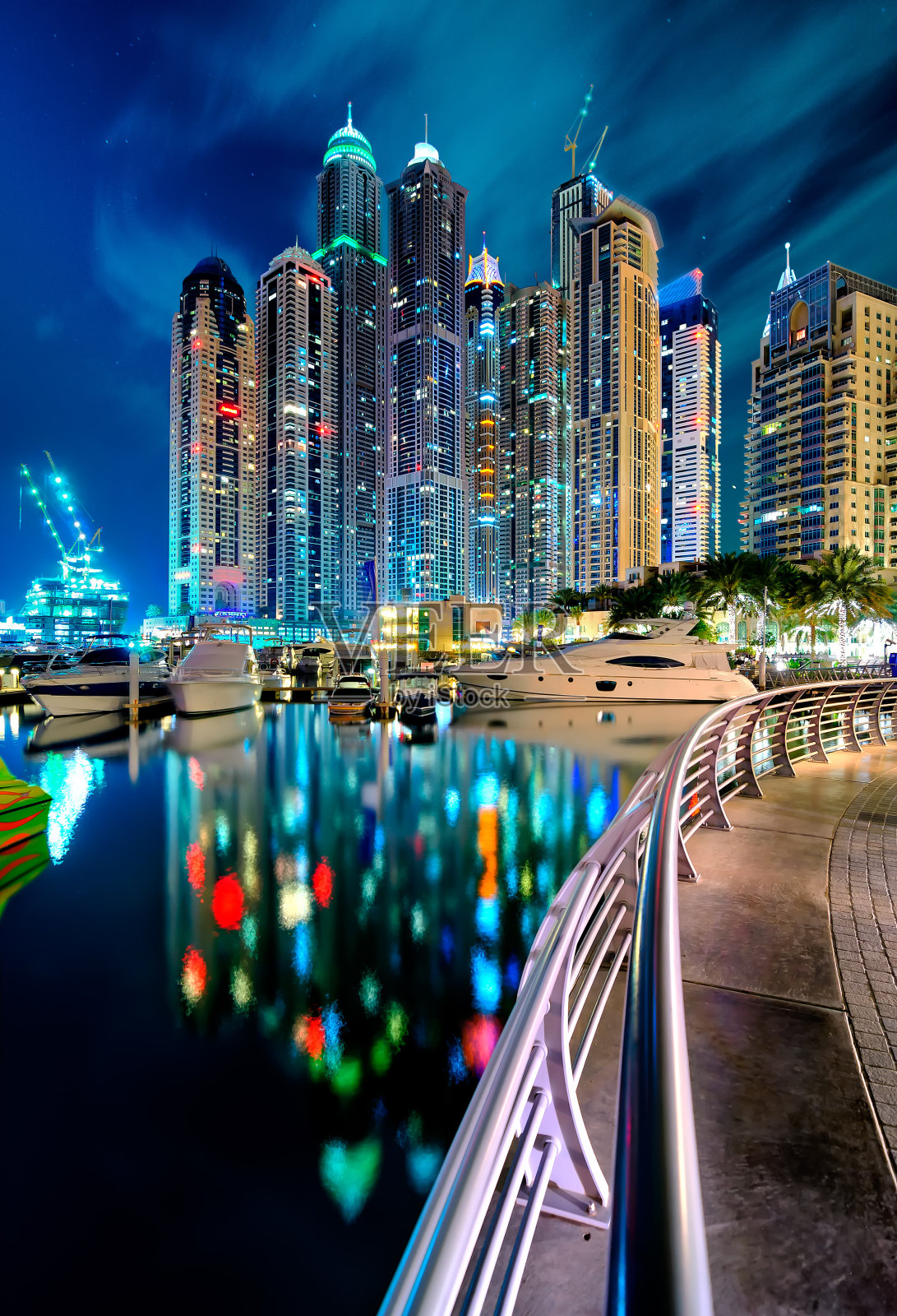 夜间最高的住宅全景。阿拉伯联合酋长国迪拜码头。照片摄影图片