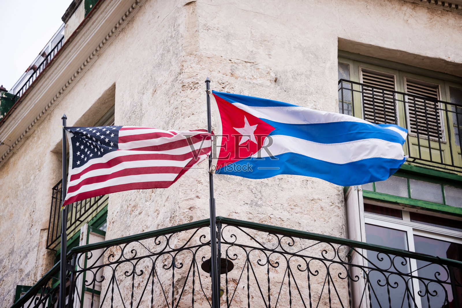 美国和古巴国旗在古巴哈瓦那并排照片摄影图片