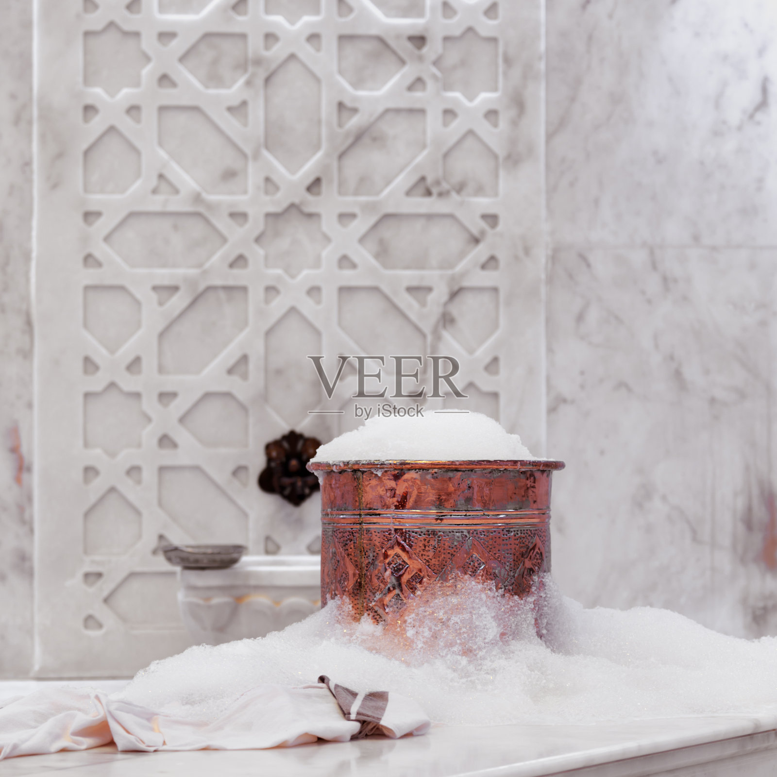 土耳其哈曼浴巾，铜碗和肥皂泡沫。传统的内部细节照片摄影图片