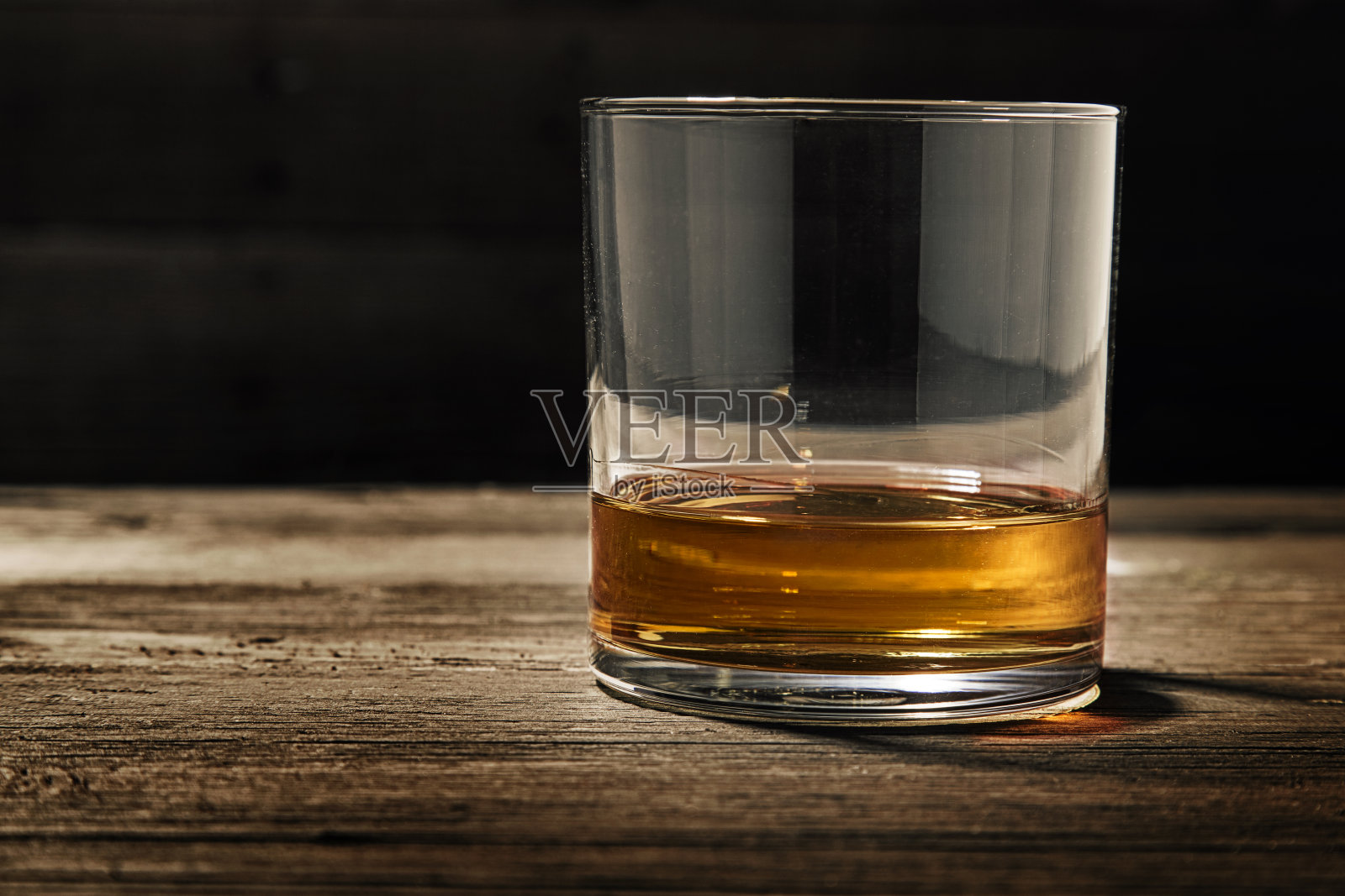 单杯波旁威士忌照片摄影图片