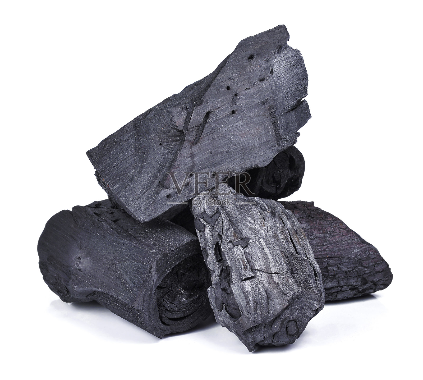 天然木炭、传统木炭或硬木炭孤立在白色上照片摄影图片