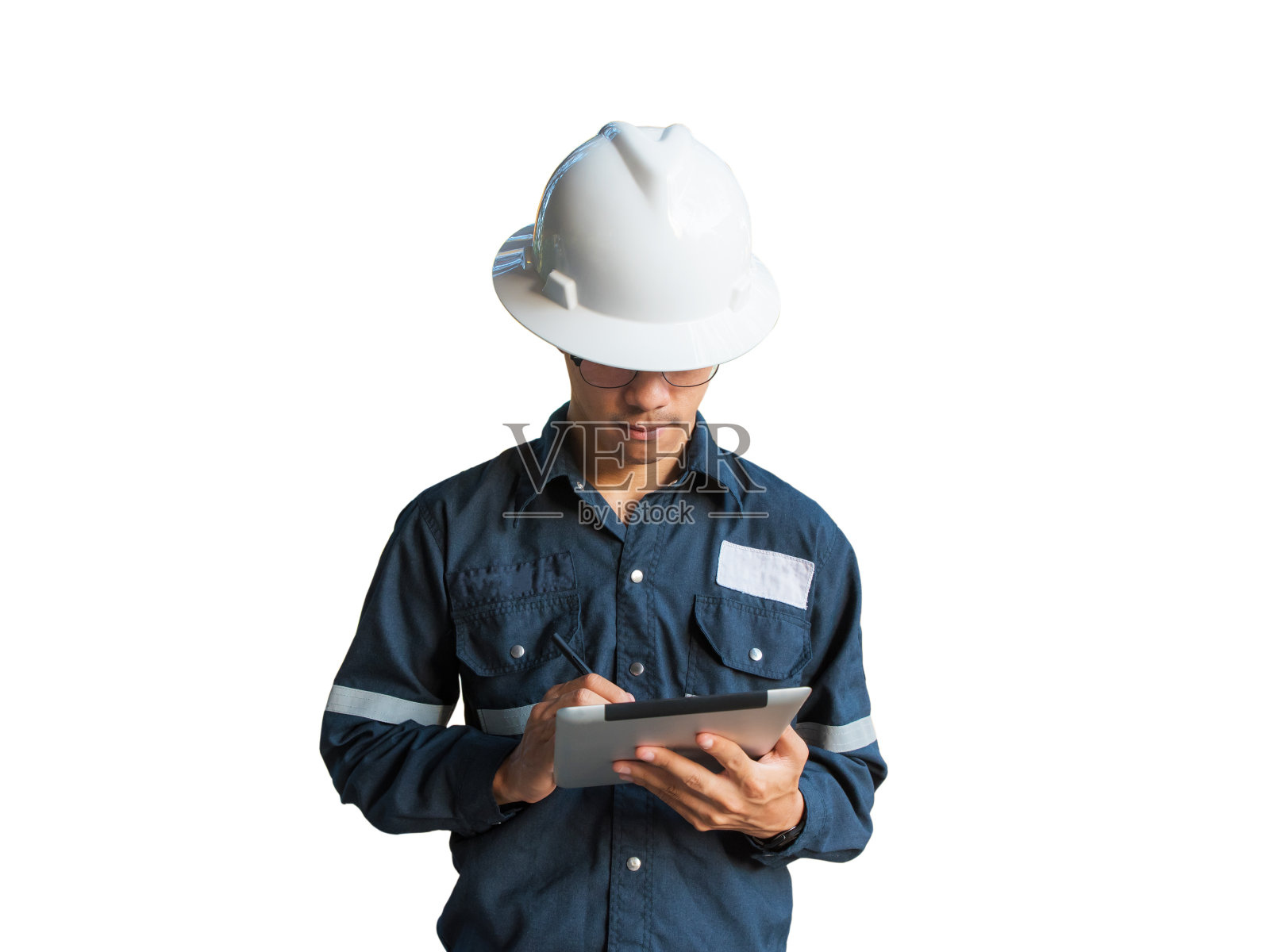 工程师或技术员戴着白色头盔、眼镜和蓝色工作衬衫西装使用数字平板电脑，隔离在白色，电力和石油和天然气工业概念与剪切路径。照片摄影图片