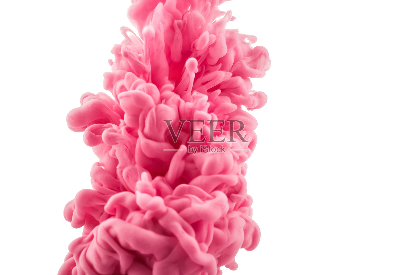 彩色墨水孤立在白色背景上。粉红色的水滴在水下旋转。墨水在水中的云。插画图片素材