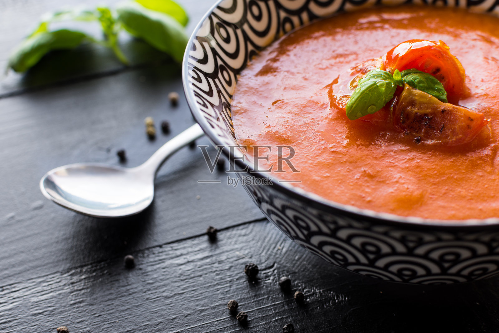深色木质背景的素食番茄汤照片摄影图片