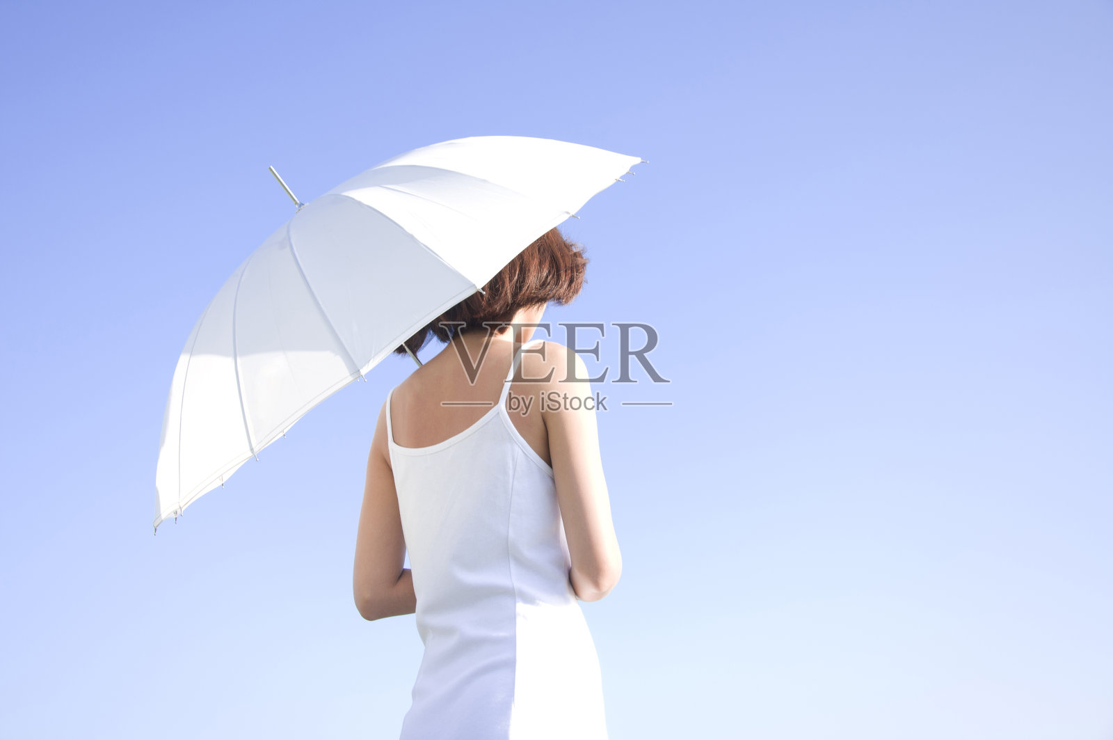 遮阳伞的女人从后面照片摄影图片