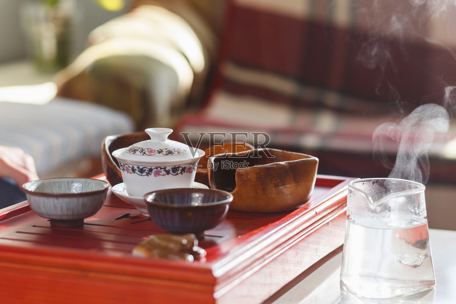一套茶壶，三种茶和两个碗照片摄影图片