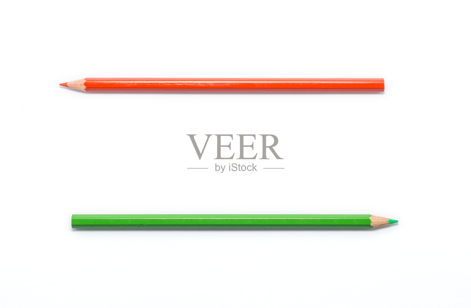 两支彩色铅笔在白色的背景和中间的copyspace。照片摄影图片