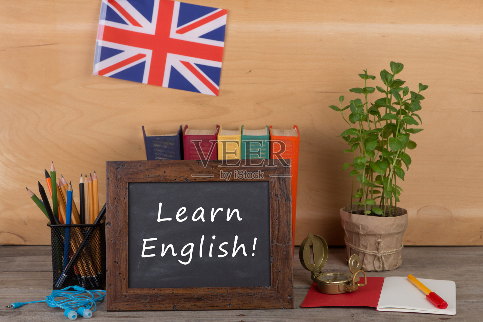 黑板上写着“学英语!”，英国国旗照片摄影图片