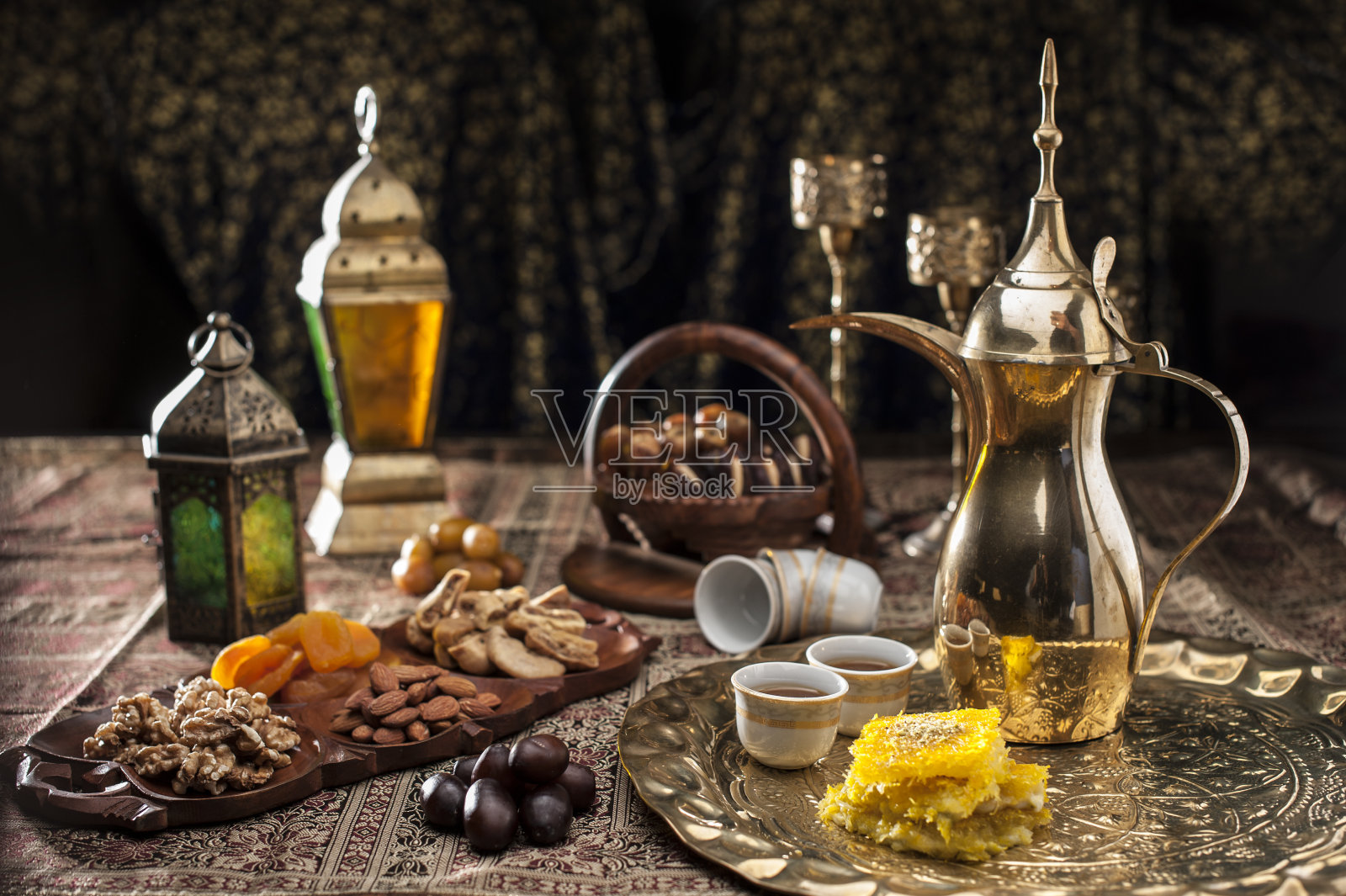 传统的阿拉伯咖啡，坚果和糖果照片摄影图片
