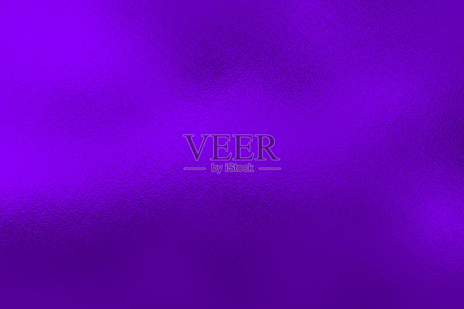 紫色的紫罗兰衬托背景，金属质感照片摄影图片