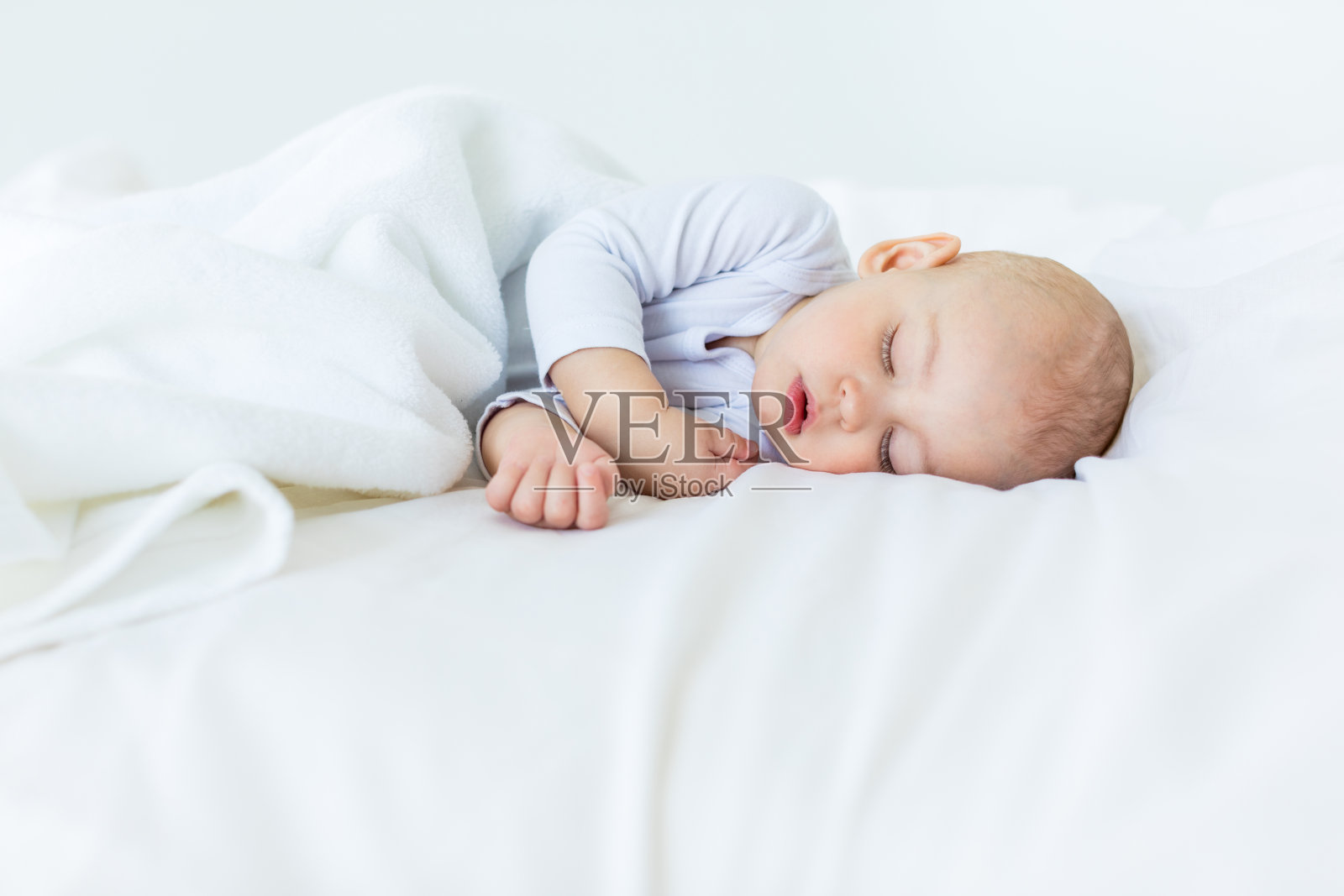 特写可爱的小男孩睡在床上，1岁的婴儿概念照片摄影图片