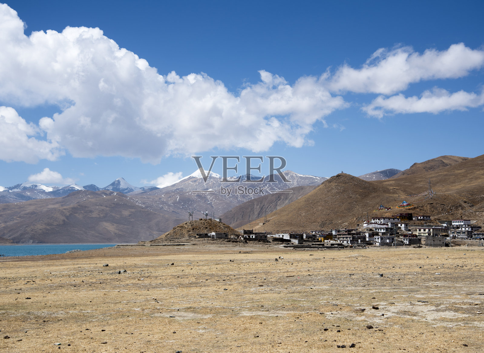 西藏喜马拉雅山的一个小村庄照片摄影图片