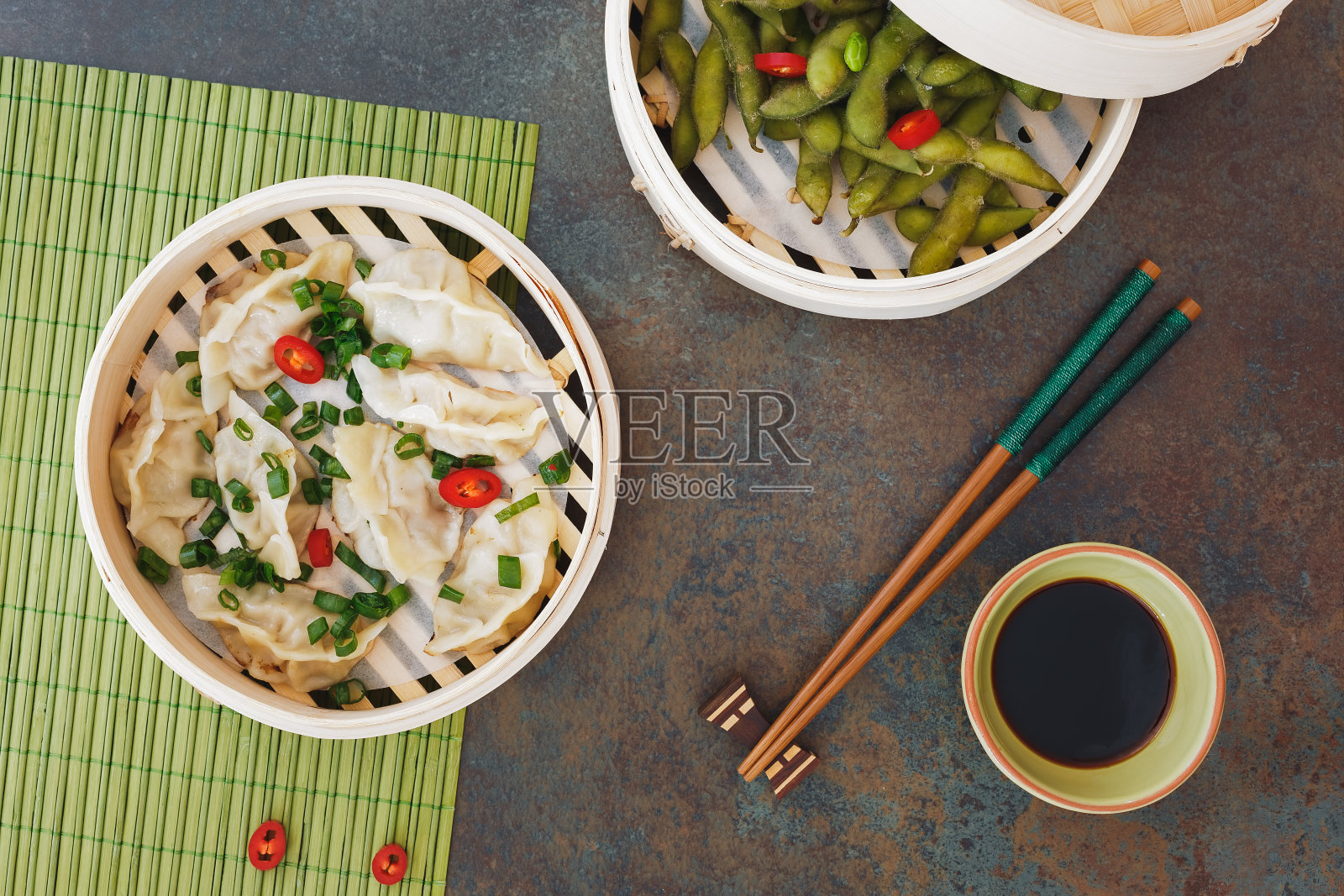 用竹蒸笼蒸饺和毛豆照片摄影图片