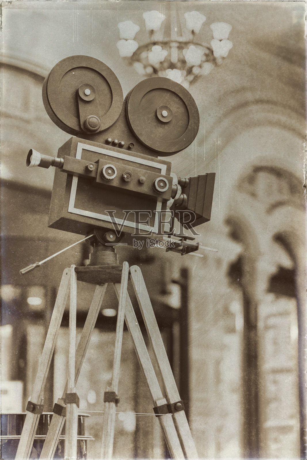 三脚架上的老式电影摄影机，模特。处理复古风格。电影概念和其他古物。背景，背景照片摄影图片