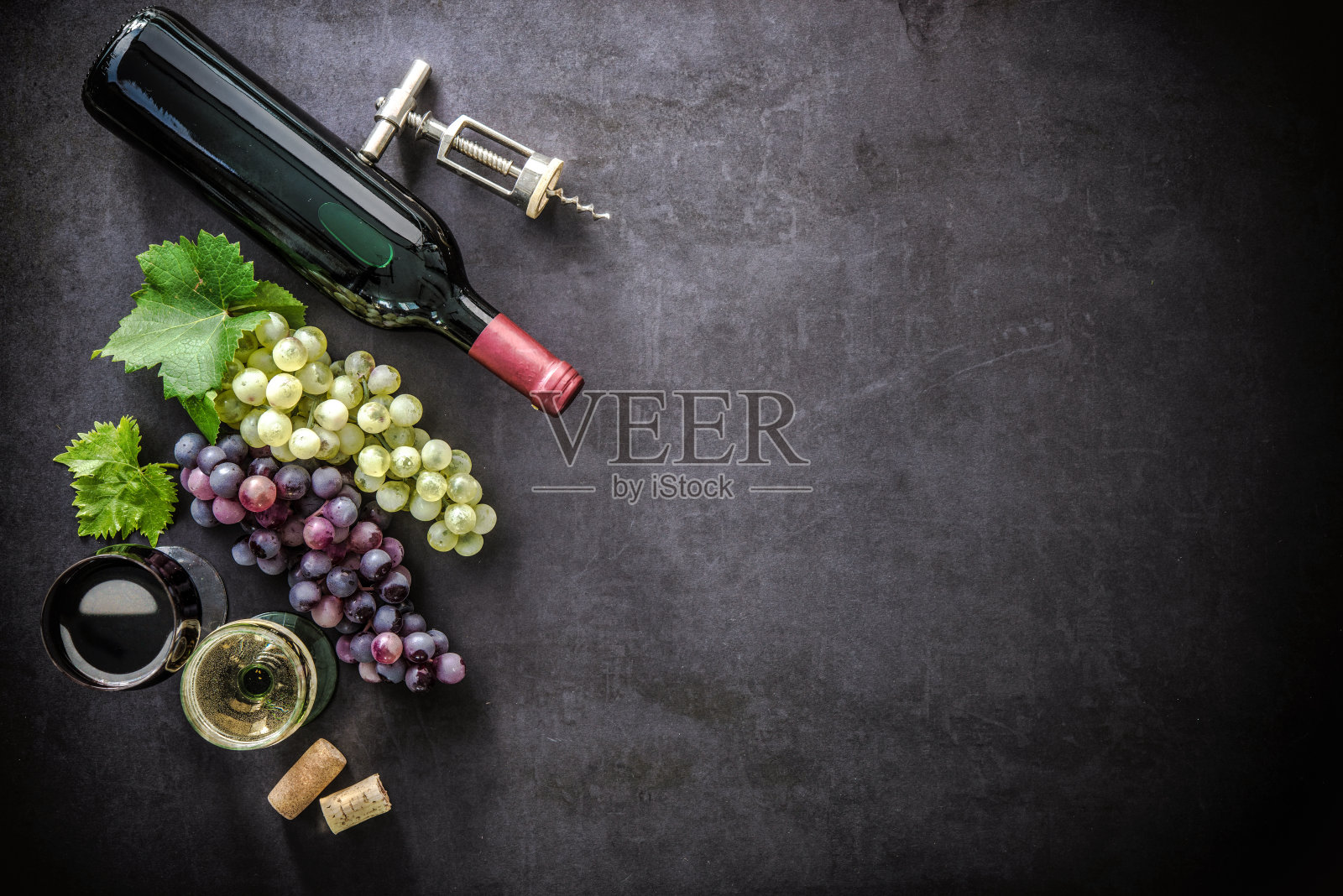 酒瓶，酒杯，葡萄和软木塞照片摄影图片