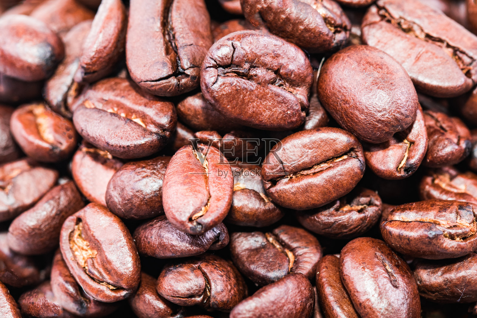 烘烤棕色的咖啡豆接近背景。照片摄影图片