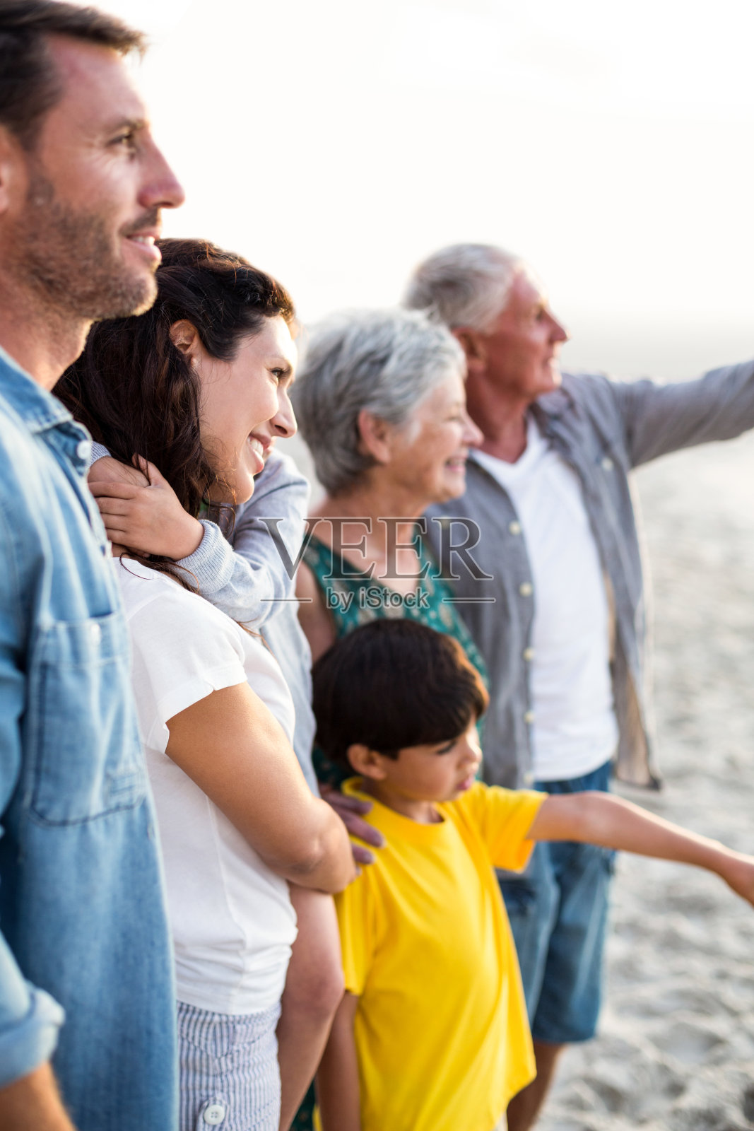 幸福的一家人在海滩摆姿势照片摄影图片