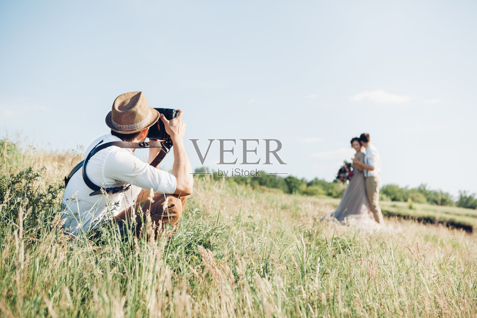 婚礼摄影师拍摄的照片，新娘和新郎在自然，美术照片照片摄影图片