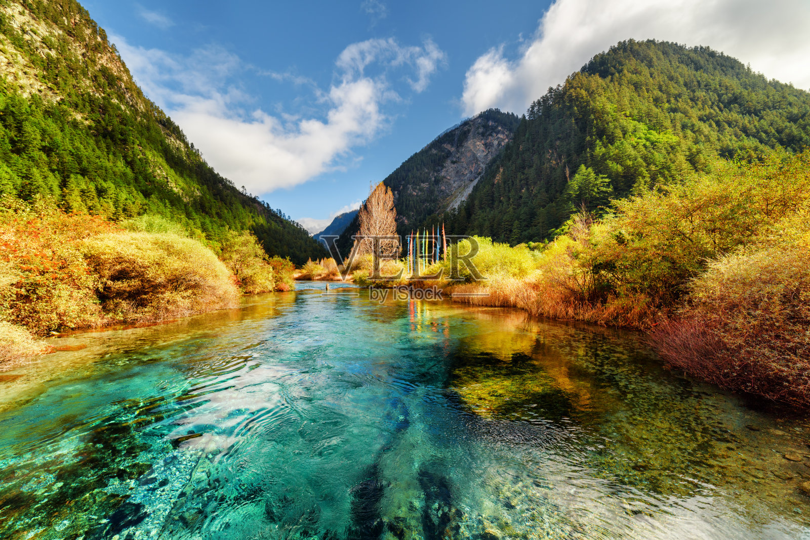 令人惊叹的景观，湛蓝的河流之间的山脉照片摄影图片