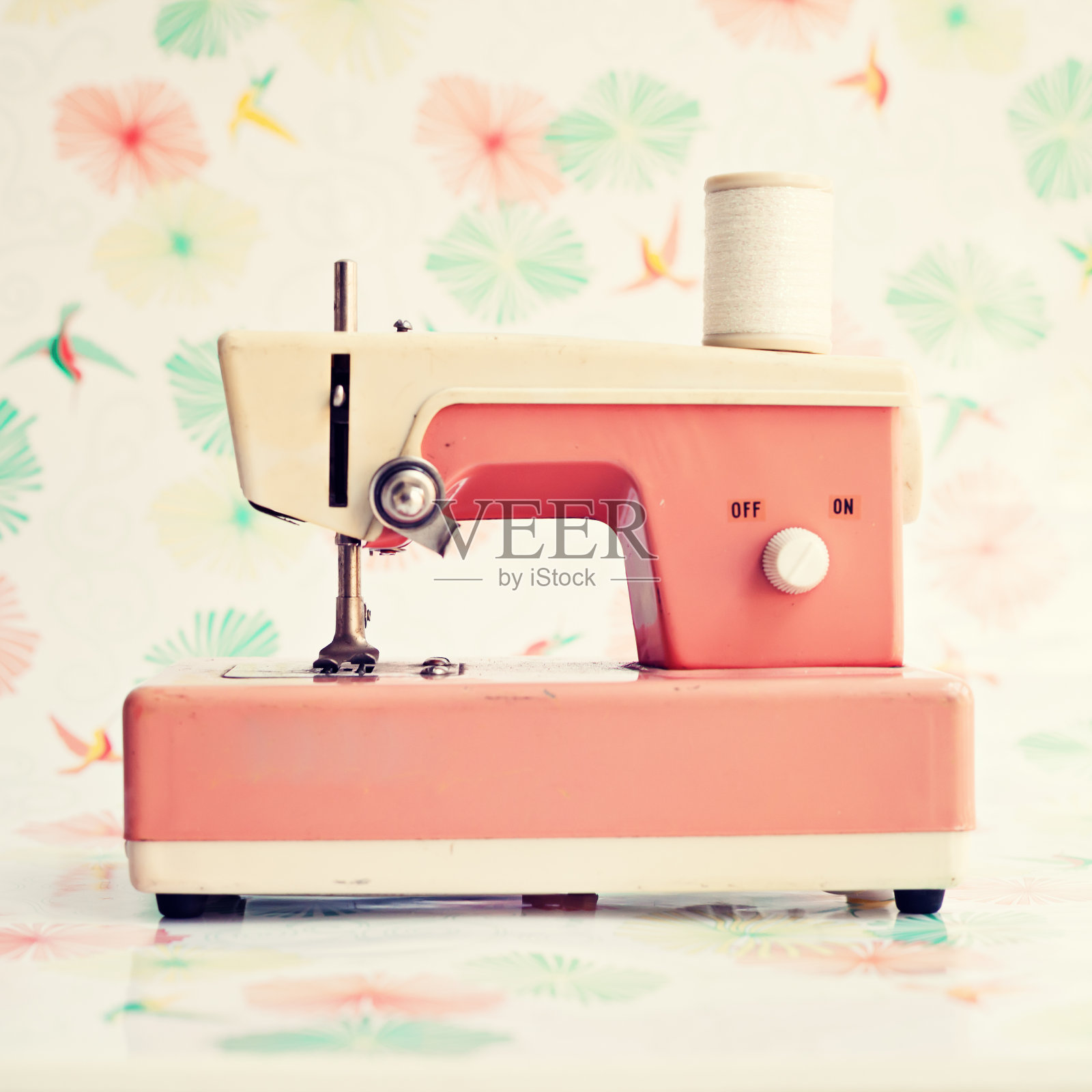 特写的古董粉红色玩具缝纫机照片摄影图片